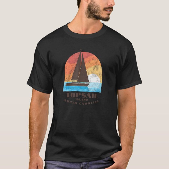 Camiseta Topsail Island, NC Vacationing Sailboating Sunrise (Anverso)