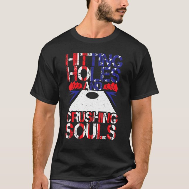 Camiseta Torneo De Cornhole Golpeando Agujeros Y Aplastando (Anverso)