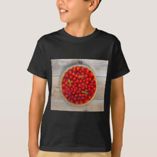 Camiseta Torta de fresa con hojas de menta en madera rústic