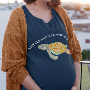 Camiseta Tortuga Marina Un pequeño recién nacido está en ca