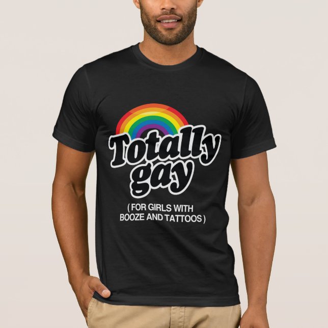 CAMISETA TOTALMENTE GAY PARA LOS CHICAS CON LOS TATUAJES - (Anverso)