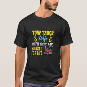 Camiseta Tow Truck Wife Hes Got Me Hooked For Life Trucker