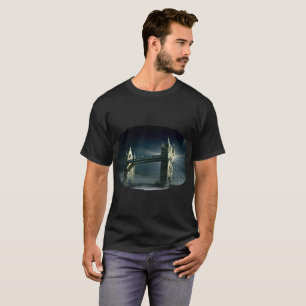 Camiseta Tower Bridge London en la niebla nocturna