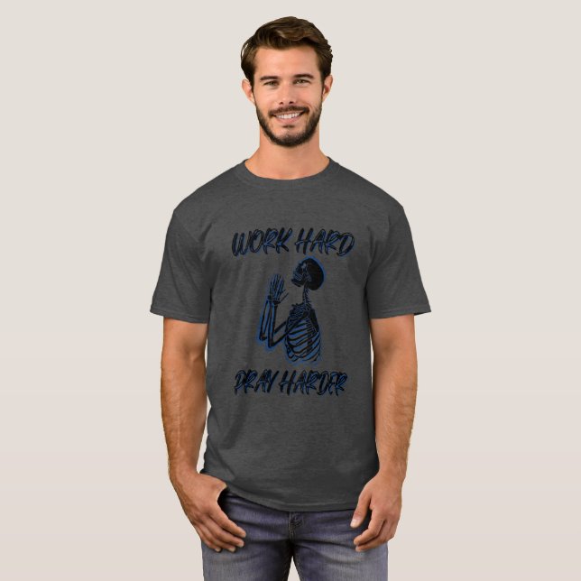 Camiseta Trabaja Duro Reza Más Duro (Anverso completo)