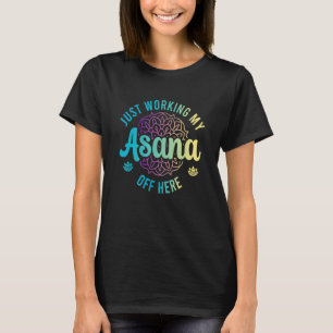 Camiseta Trabajando Mi Asana Aquí Fuera Yoga Ashtanga