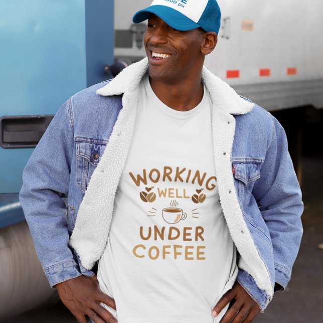 Camiseta Trabajar bien bajo el café - Funny Work Giftful (Subido por el creador)
