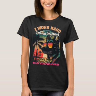 Camiseta Trabajar duro para que mi pastor alemán pueda vivi