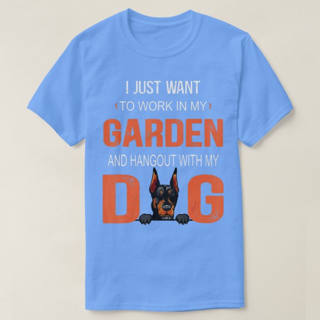 Camiseta Trabajar En Mi Jardín Y Hangout Con Mi Perro Dober (Diseño del anverso)