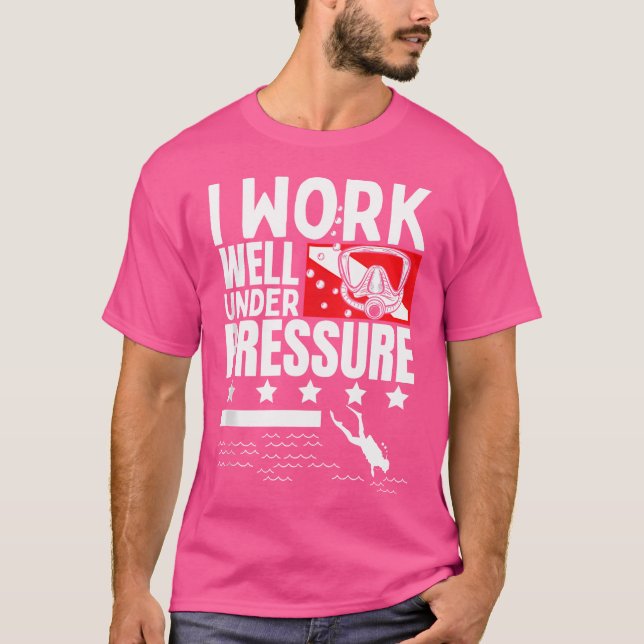 Camiseta Trabajo Bien Bajo Presión Buceador Scuba (Anverso)