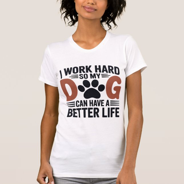 Camiseta Trabajo duro, así que mi perro vive mejor - la muj (Anverso)