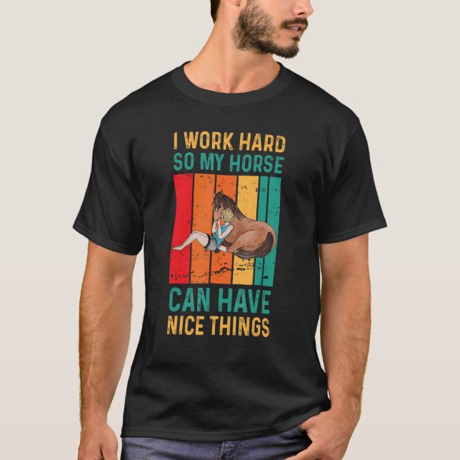 Camiseta Trabajo Duro Para Que Mi Caballo Pueda Tener Buena (Anverso)