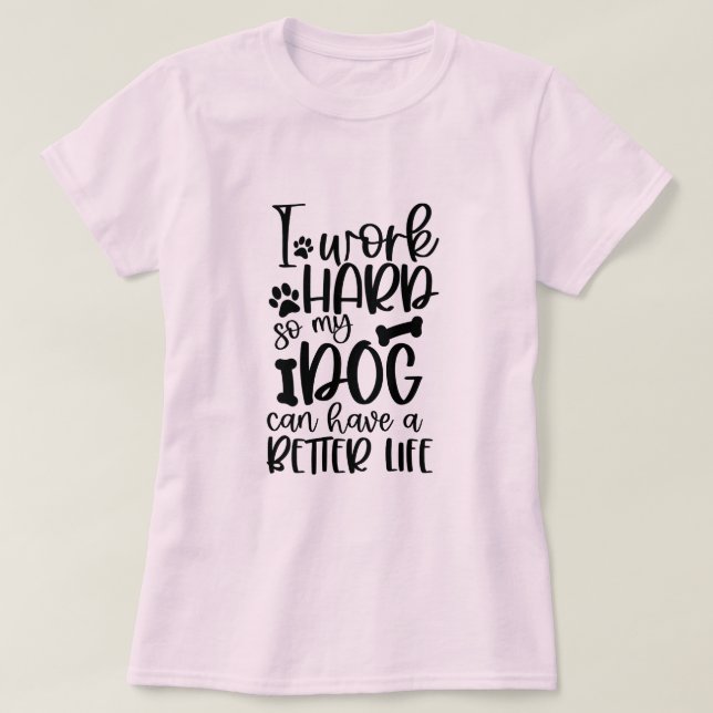 Camiseta Trabajo Mucho Para Que Mi Perro Pueda Tener Una Vi (Diseño del anverso)