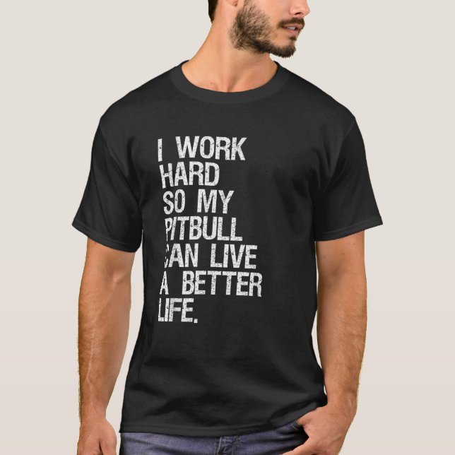 Camiseta Trabajo Mucho Para Que Mi Pitbull Pueda Vivir Mejo (Anverso)