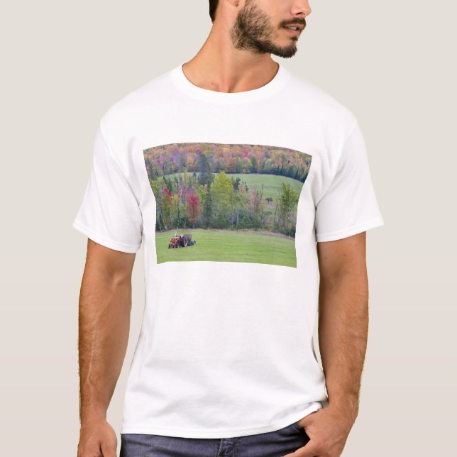 Camiseta Tractor con pacas de heno en campo verde con (Anverso)