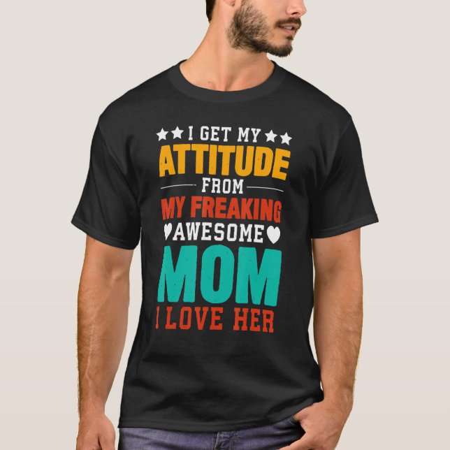 Camiseta Traigo Mi Actitud De Mi Famosa Madre Para El Día (Anverso)