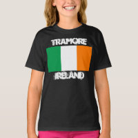 Tramore, Irlanda con niños de bandera irlandesa