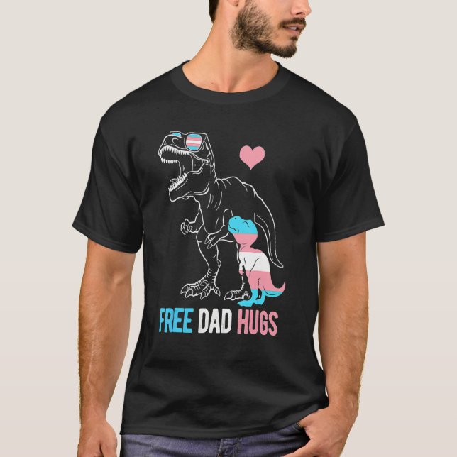Camiseta Trans Free Dad Abraza A Dinosaurio Rex Daddy Trans (Anverso)