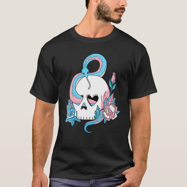 Camiseta Transgender Pride Trans Flag Skull Snakes Roses Su (Anverso)
