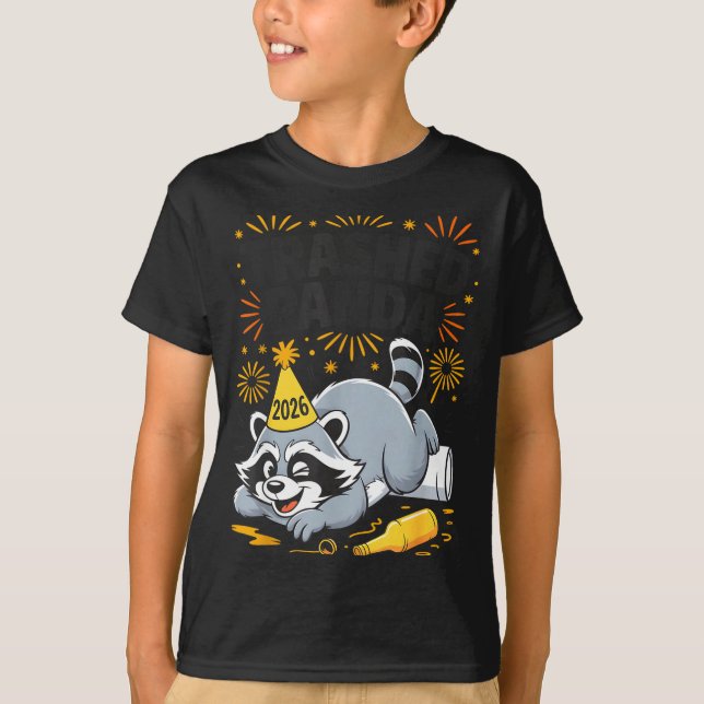 Camiseta Trashed Panda New Year 2026 Funny Drunk Raccoon  (Anverso)