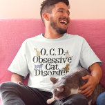 Camiseta Trastorno obsesivo del gato<br><div class="desc">Amo a mis gatos. Tengo un trastorno obsesivo del gato. Un gracioso gatito que haría un gran regalo para alguien a quien le gustan los gatitos lindos. Las diferentes razas de gatos se arrastran por las cartas de esta linda camiseta de gato.</div>