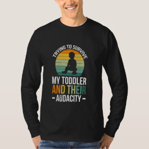 Camiseta Tratando De Sobrevivir A Mi Pequeño Y A Su Audacia