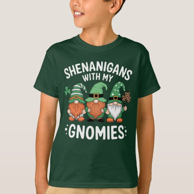 Camiseta Travesuras Con Mis Gnomitos Día de San Patricio Ir (Anverso)