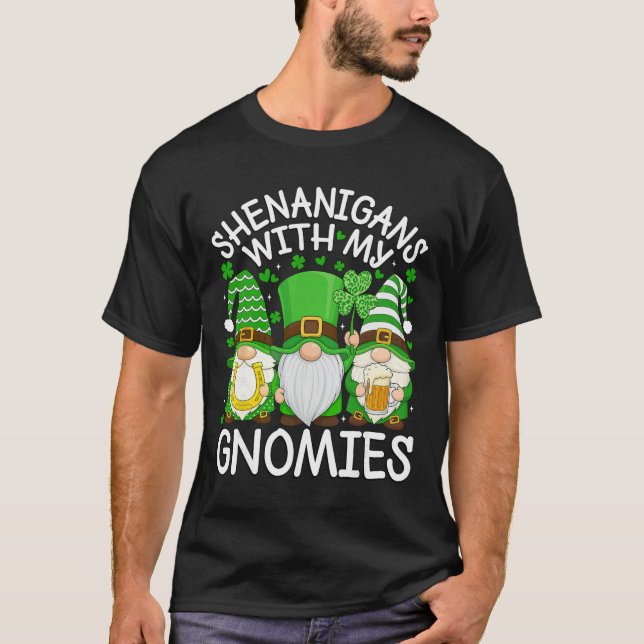 Camiseta Travesuras Con Mis Gnomos Día De San Patricio Gnom (Anverso)
