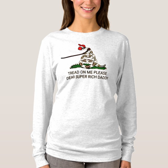 Camiseta 'Tread On Me, Por Favor, Querido Papi Súper Rico' (Anverso)