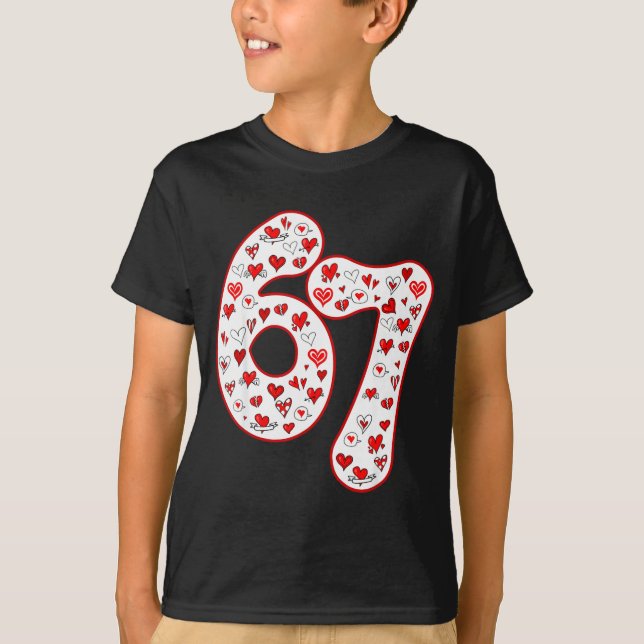 Camiseta Trendy 6 7 Meme Six Seven Valentines Day 6 7  (Anverso)
