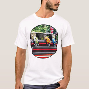 Camiseta Tres Cascos de Incendio en Camión de Fuego