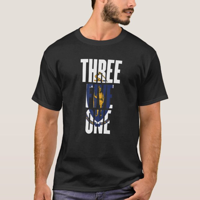 Camiseta Tres cinco uno 351 código de área Lowell Massachus (Anverso)