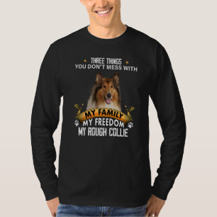 Camiseta Tres cosas que no se mezclan con el perro negro