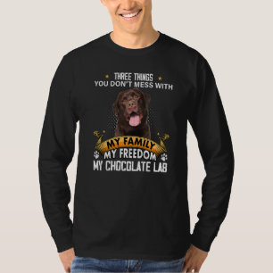 Camiseta Tres cosas que no se mezclan con perro de laborato