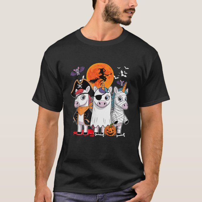 Camiseta Tres divertidos unicornios disfrazan el salón de m (Anverso)