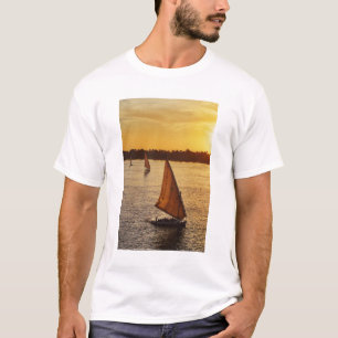 Camiseta Tres falúas con turistas en el río Nilo en