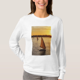 Camiseta Tres falukas con turistas en el río Nilo en