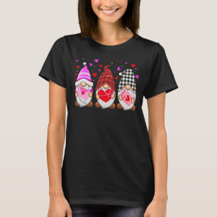 Camiseta Tres Gnomes sosteniendo el corazón rojo plaid Happ