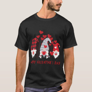 Camiseta Tres Gnomes sosteniendo el corazón rojo plaid Happ
