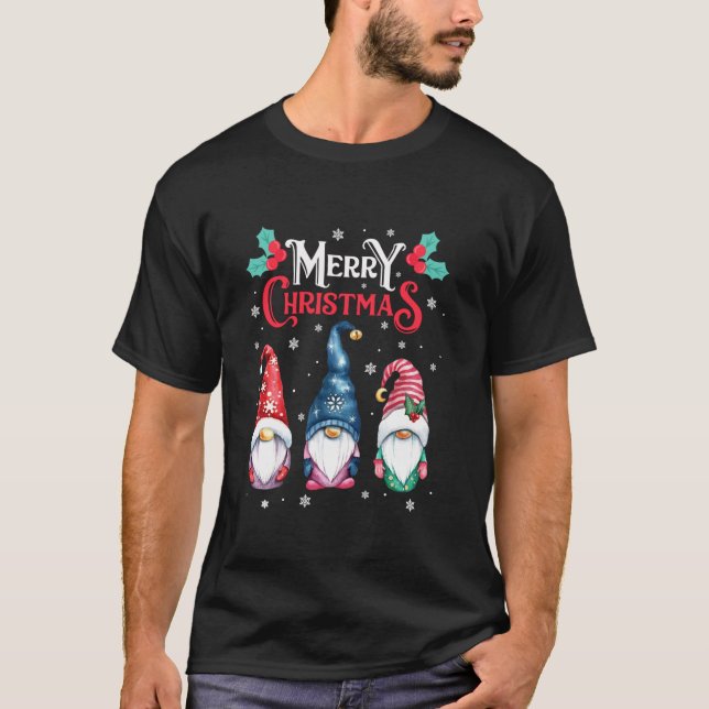 Camiseta Tres gnomos en búfalo juegan con un dulce regalo d (Anverso)