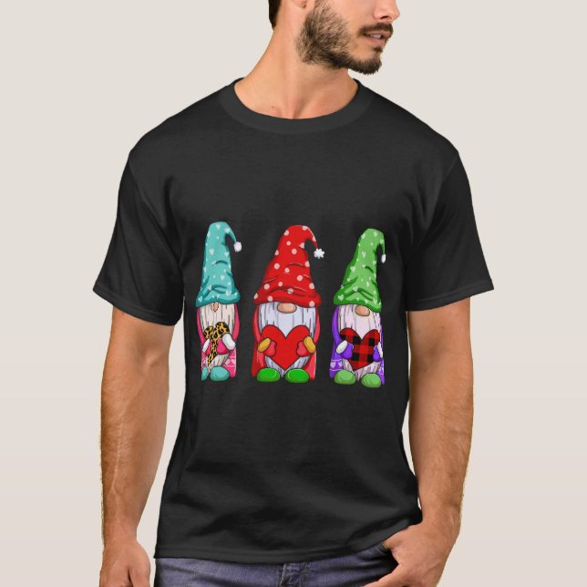 Camiseta Tres gnomos sosteniendo el leopardo del corazón pl (Anverso)
