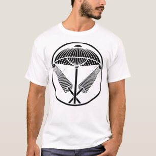 Camiseta Tres paraguas en un anillo como un hilo