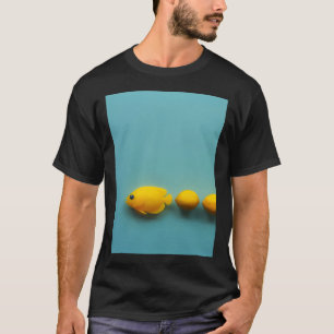 Camiseta Tres peces ángel amarillos nadando hacia la izquie