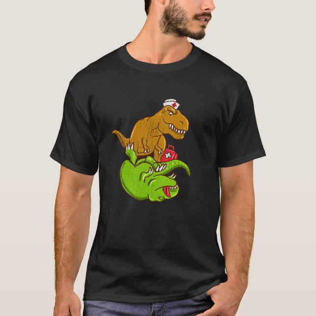 Camiseta TRex Médico Realizando RCP Enfermera Médico Dinos (Anverso)