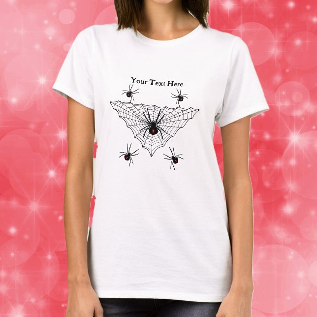 Camiseta Triangle shaped Spider Web With Black Widow Spider (Poisonous black widow spiders in triangle shaped black web on womans tee shirt.)