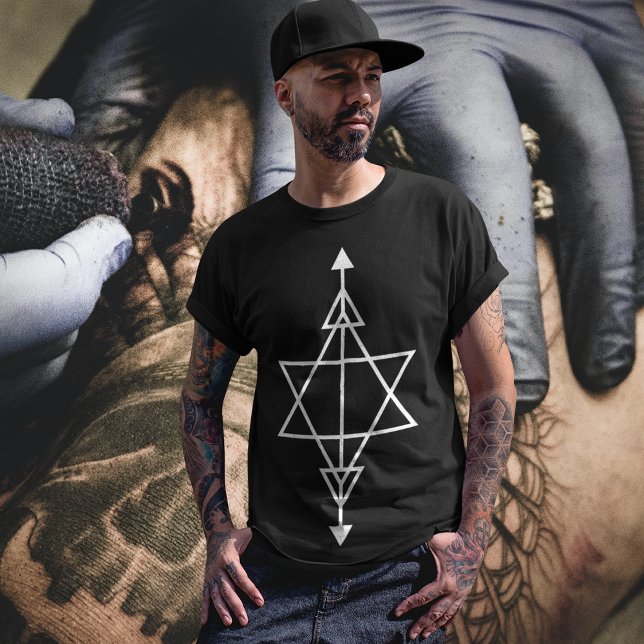 Camiseta Triángulo de Aéter (Tattoo men posing in a tattoo shop)