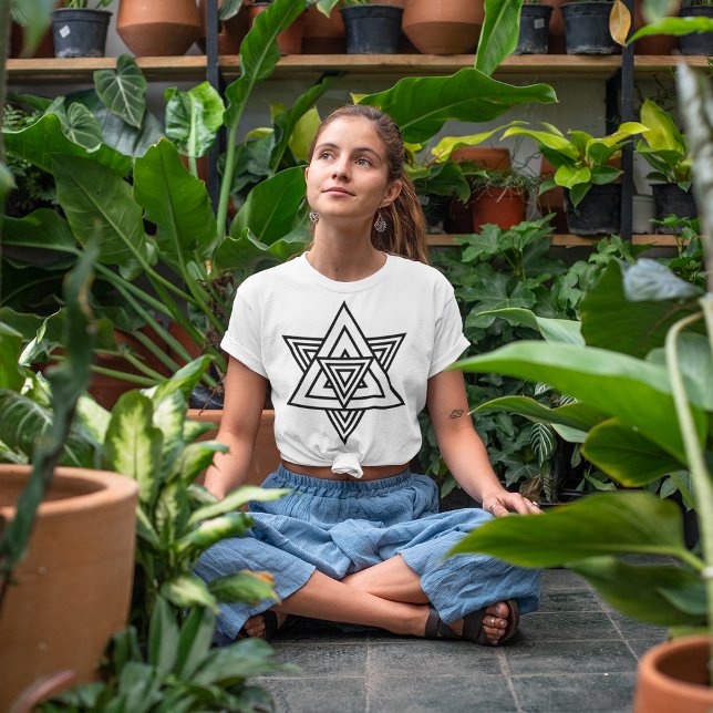 Camiseta Triángulo de líneas estelares (Women meditating for peace of mind and posing in her garden.)