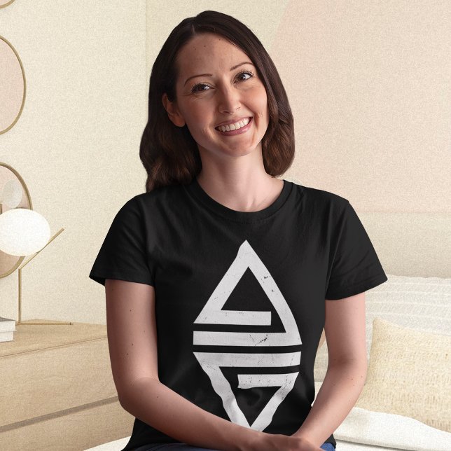 Camiseta Triángulo minimalista (Women sitting and casually posing at her home)