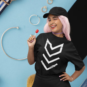 Camiseta Triángulo mínimo de cheurón   Pose de la sonrisa W