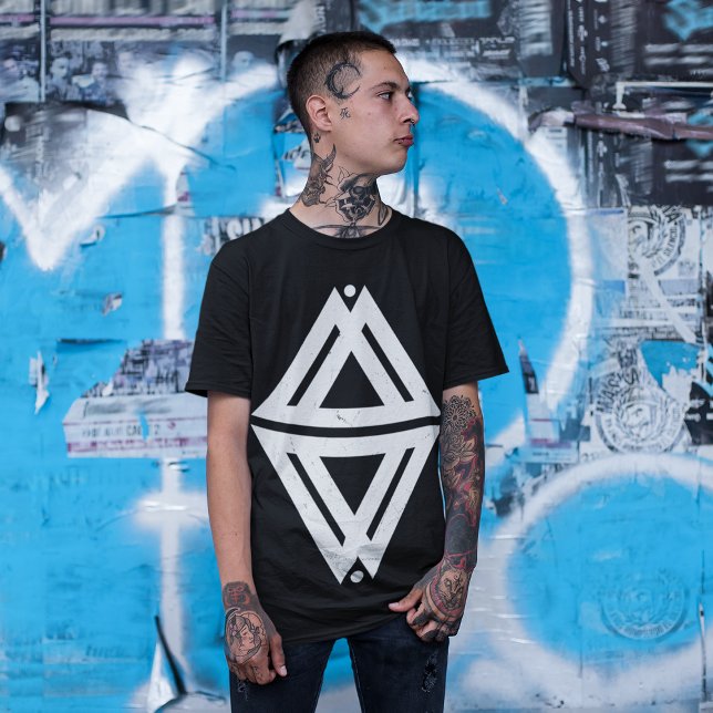 Camiseta Triángulo tribal celta (Tattoo lover posing in middle of the streets)