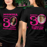 Camiseta Triblenda 30.ª festividad de dos caras foto nombre texto ros<br><div class="desc">Feliz 30 cumpleaños, texto rosa, nombre y dos camisetas de fotos. Camiseta fotográfica personalizada de doble cara con diseño de texto en negrita de color rosa intenso. Personalice esta camisa de cumpleaños con una fotografía del chica de cumpleaños en el centro del número 0, tanto en la parte delantera como...</div>